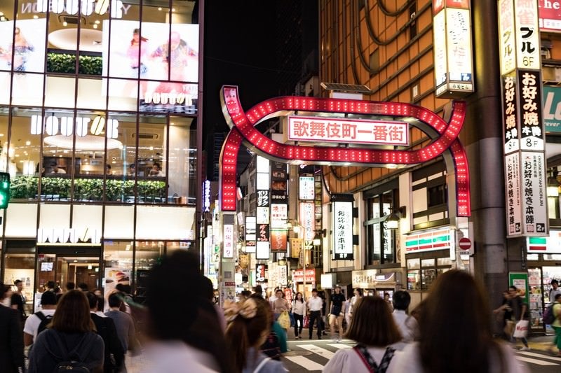 人混みと歌舞伎町一番街の写真