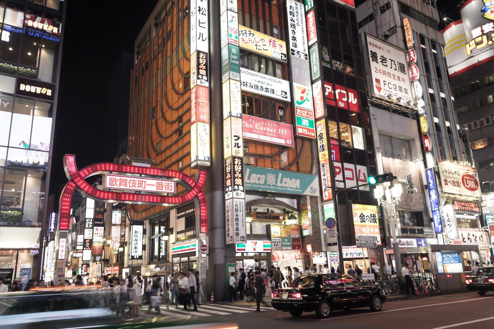 「新宿歌舞伎町劇場通り前」の写真