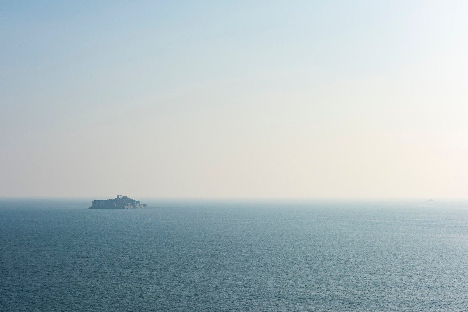 「海の向こうに軍艦島」の写真