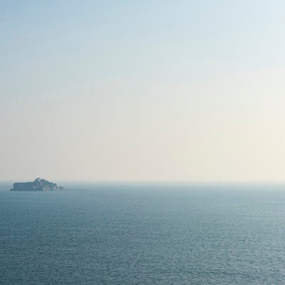 海の向こうに軍艦島の写真