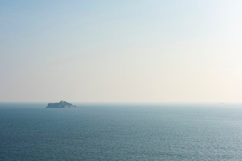 海の向こうに軍艦島の写真
