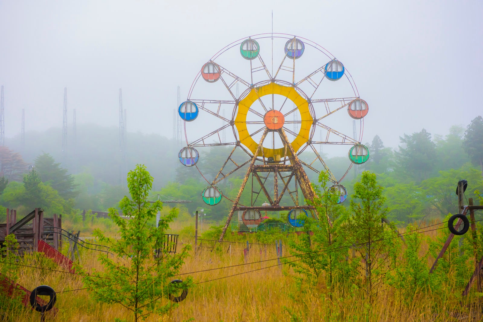 「霧の中の遊園地廃墟」の写真