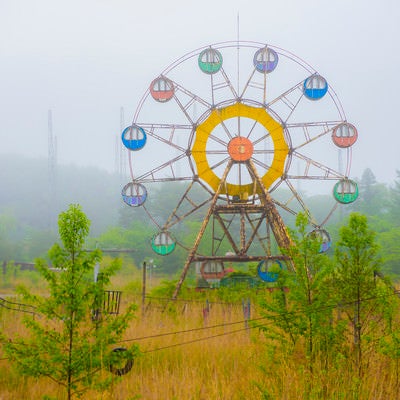 霧の中の遊園地廃墟の写真