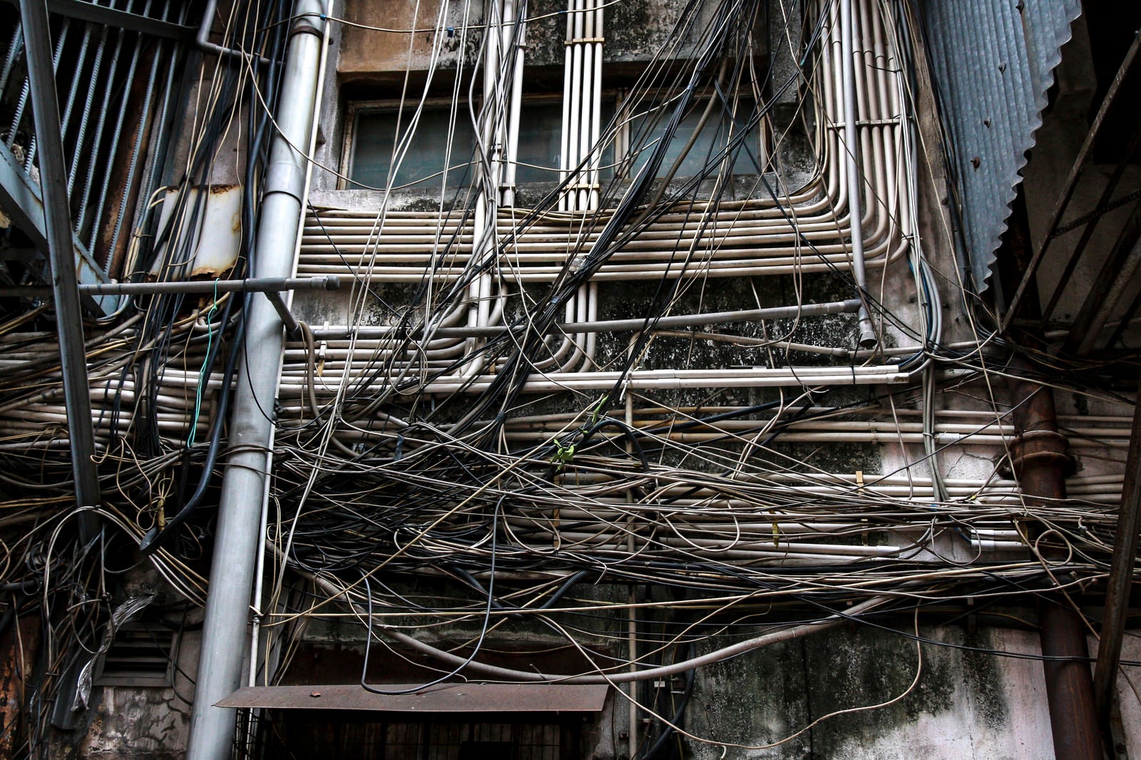 「マカオで見かけた電線と廃屋」の写真