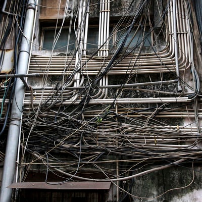マカオで見かけた電線と廃屋の写真