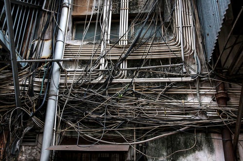 マカオで見かけた電線と廃屋の写真