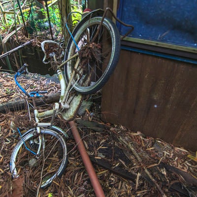 廃墟にあった自転車の写真