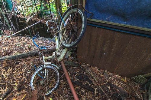 廃墟にあった自転車の写真