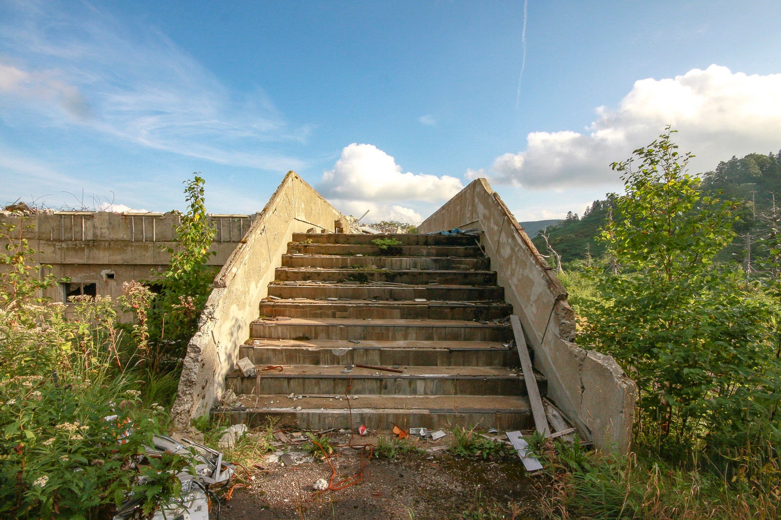「空と廃屋の階段」の写真