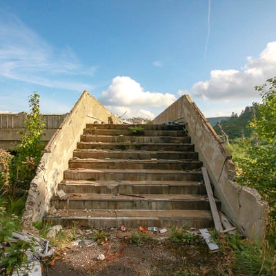 空と廃屋の階段の写真