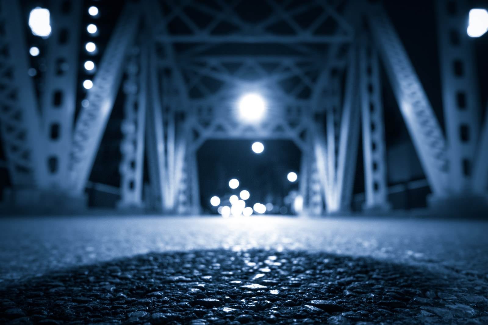 「アスファルトの路面（橋）」の写真