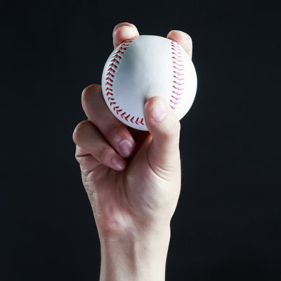 ストレートの握り方（野球）の写真