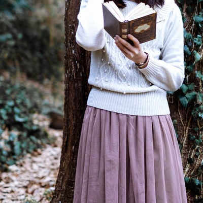 木陰で読書する女性の写真