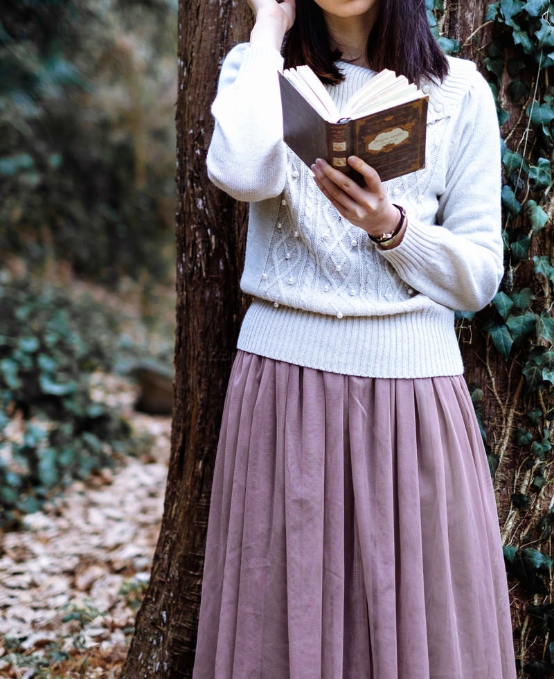 「木陰で読書する女性」の写真