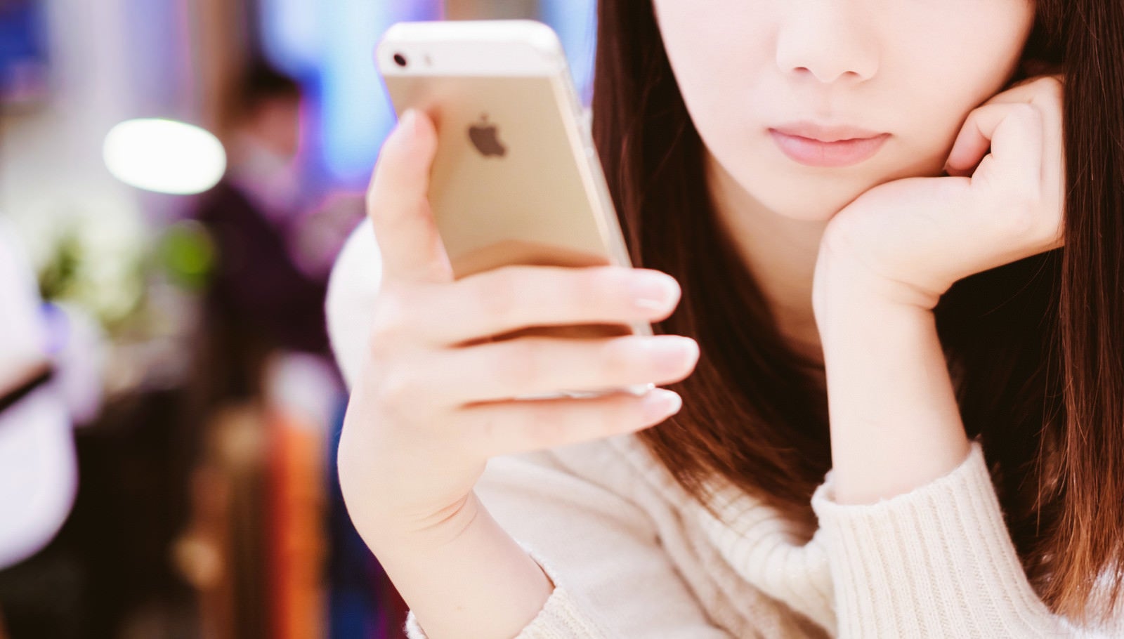 スマホ 女性 フリー 素材