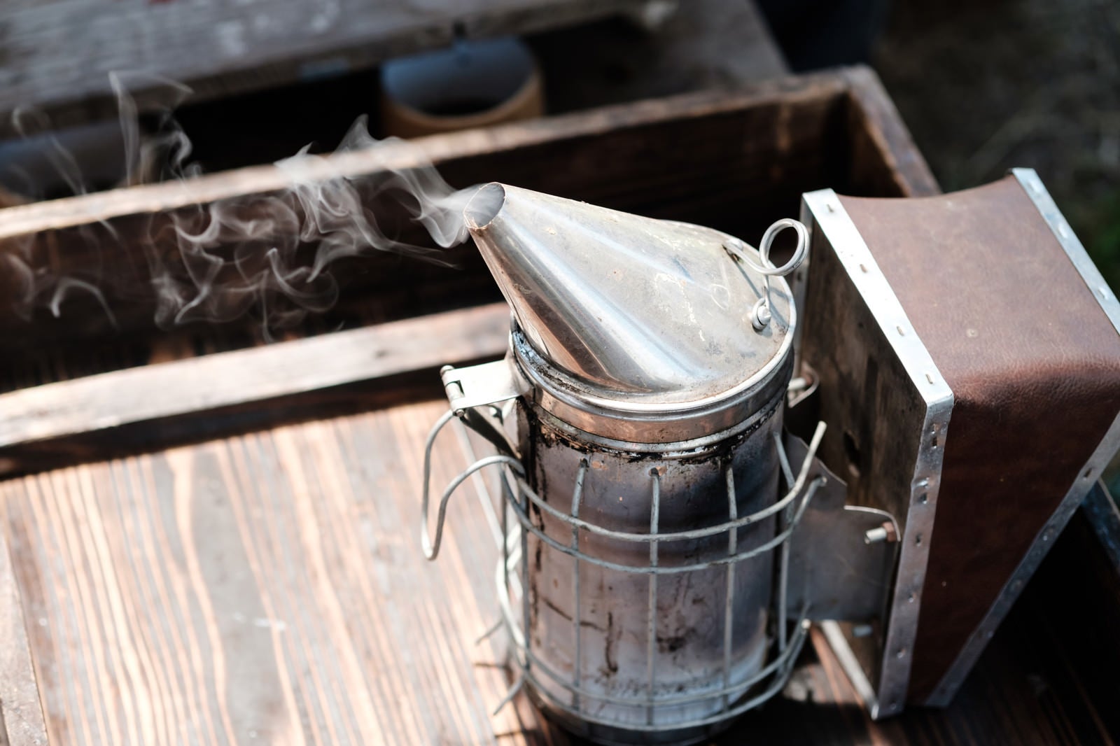 「養蜂所の燻煙器」の写真