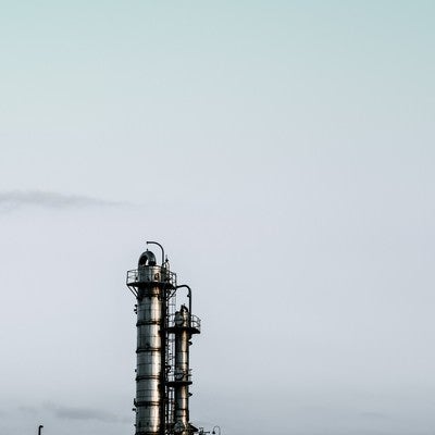 曇り空と工場の写真