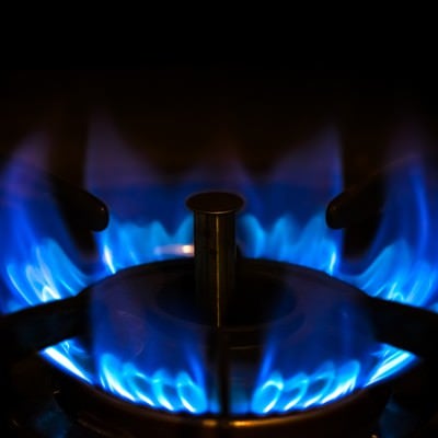 ガスコンロの強火（青い炎）の写真
