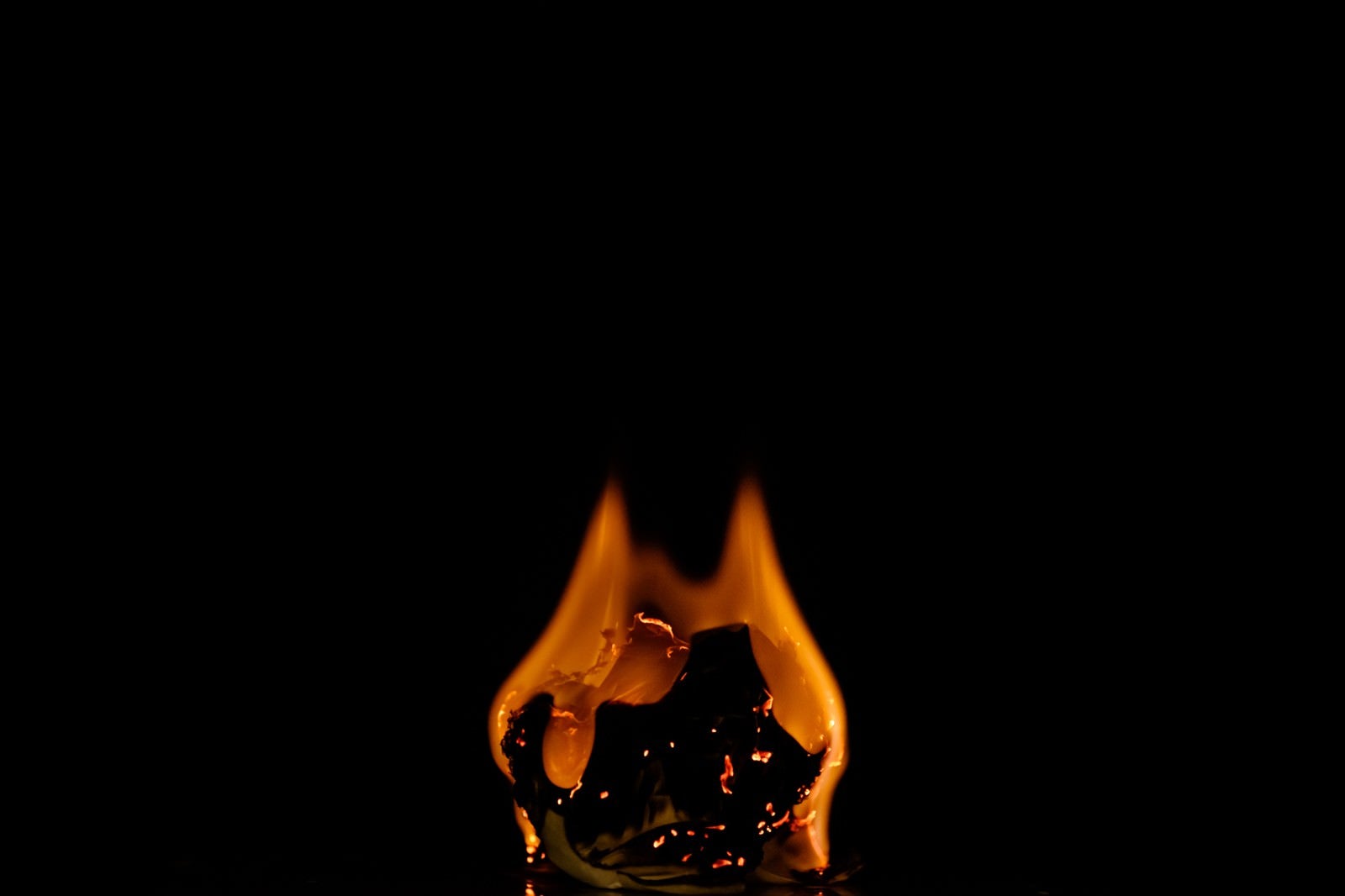 「紙くずが燃える」の写真