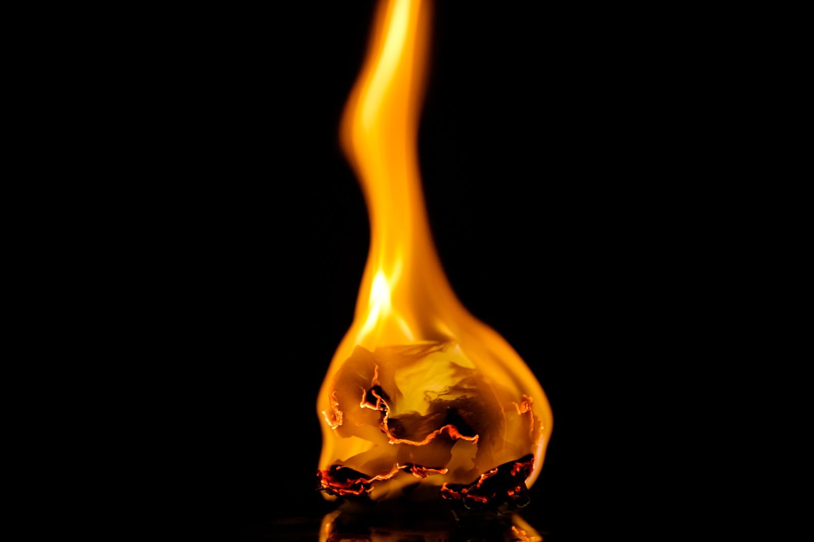 「揺れる炎にともし火」の写真