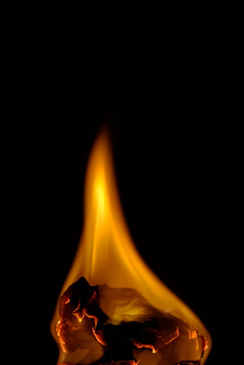 「包み紙が燃える」の写真