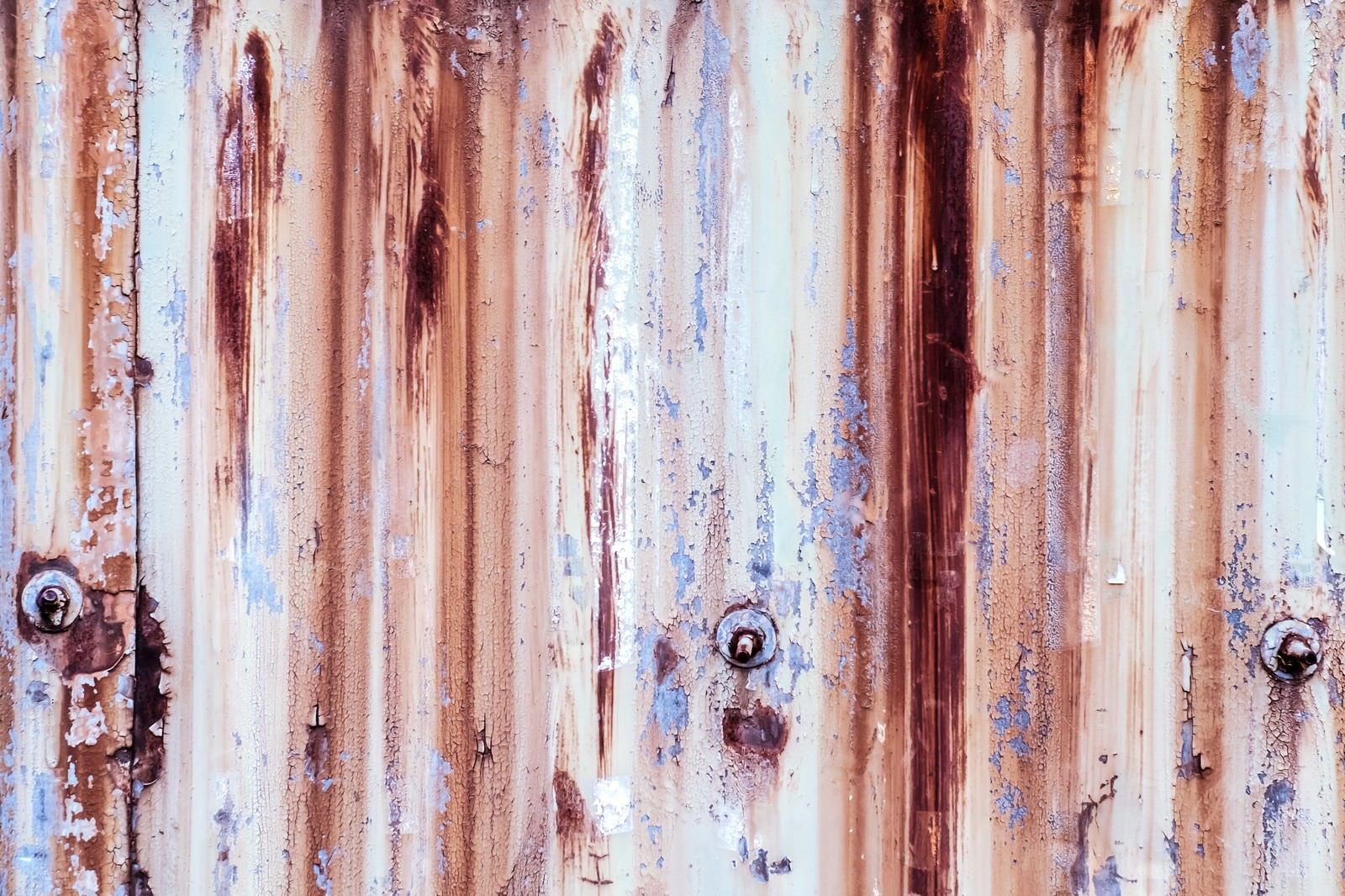 「サビて木目に見える壁」の写真
