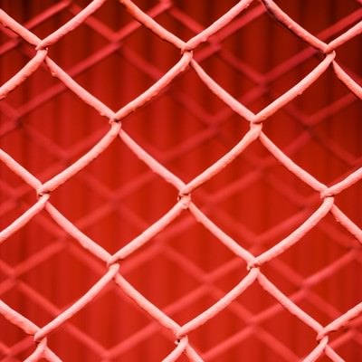 重なった金網フェンス（赤）の写真