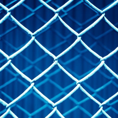 重なった金網フェンス（青）の写真