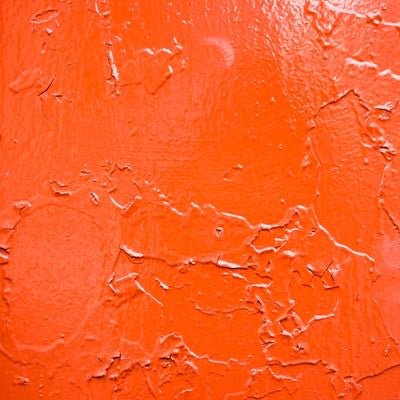 錆びでひび割れた赤い壁の写真