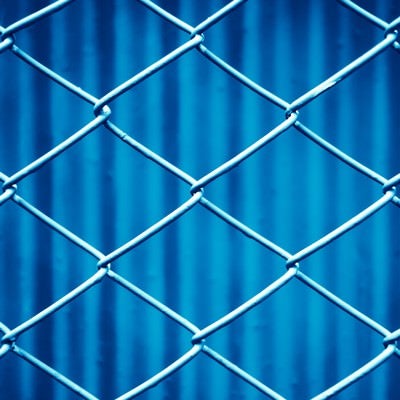 青いネットフェンスの写真