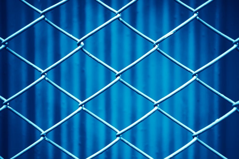 青いネットフェンスの写真