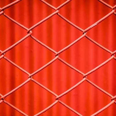 赤いネットフェンスの写真