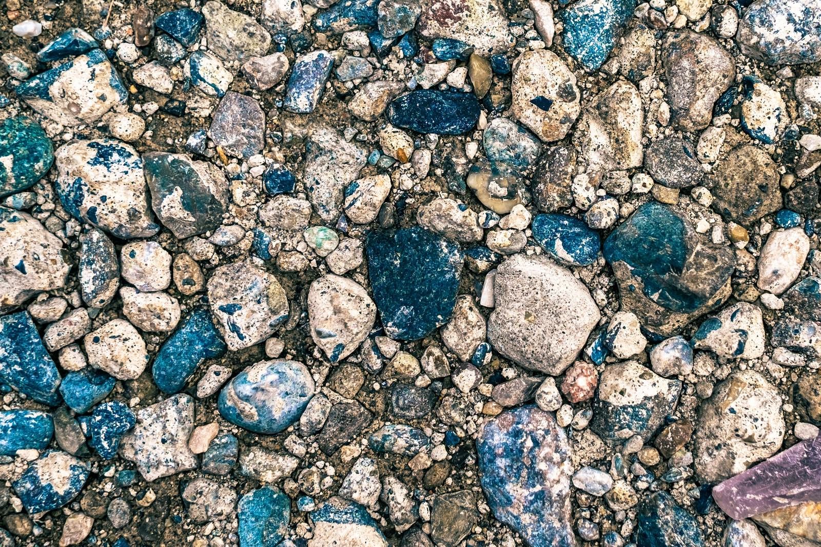 「地面に埋まる小石（テクスチャー）」の写真