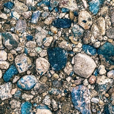 地面に埋まる小石（テクスチャー）の写真