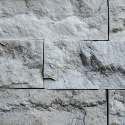 凹凸のある石のタイル（テクスチャー）の写真