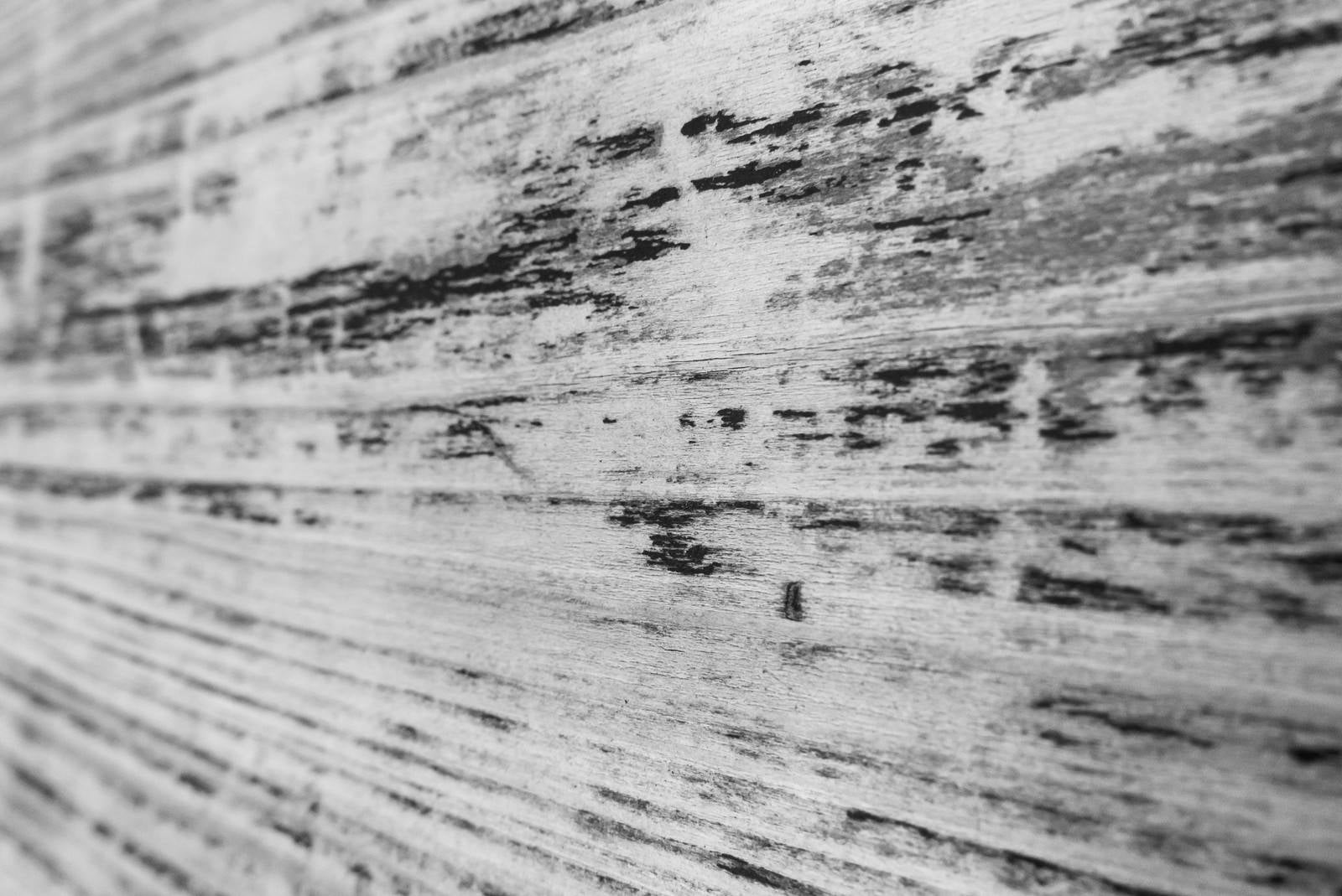 「擦れた木の壁（モノクロ）」の写真