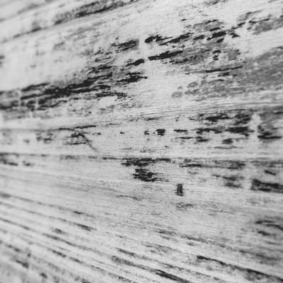 擦れた木の壁（モノクロ）の写真