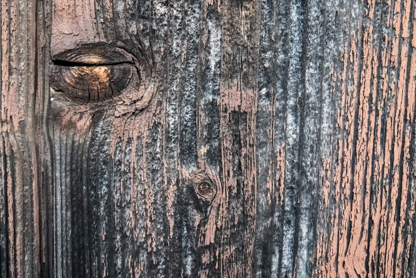 「汚れが付着した木目の壁」の写真