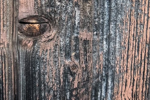 汚れが付着した木目の壁の写真