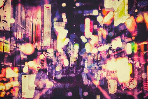 夜の飲み屋街とあふれるネオンの光の写真