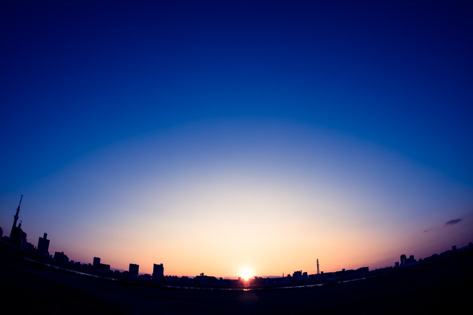 「日の出と街」の写真