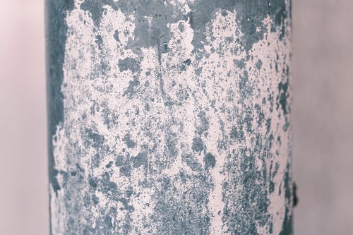 塗装の剥げかけた配管のテクスチャーの写真