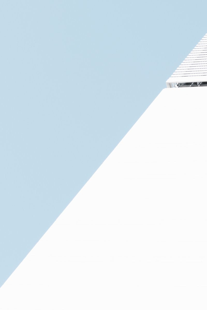 「真っ白な外壁と青い空」の写真