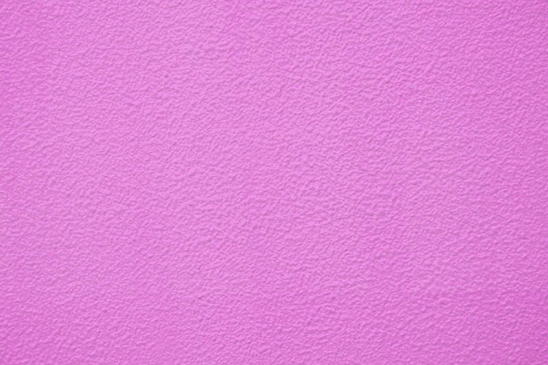 濃いピンク色にペイントした壁の写真