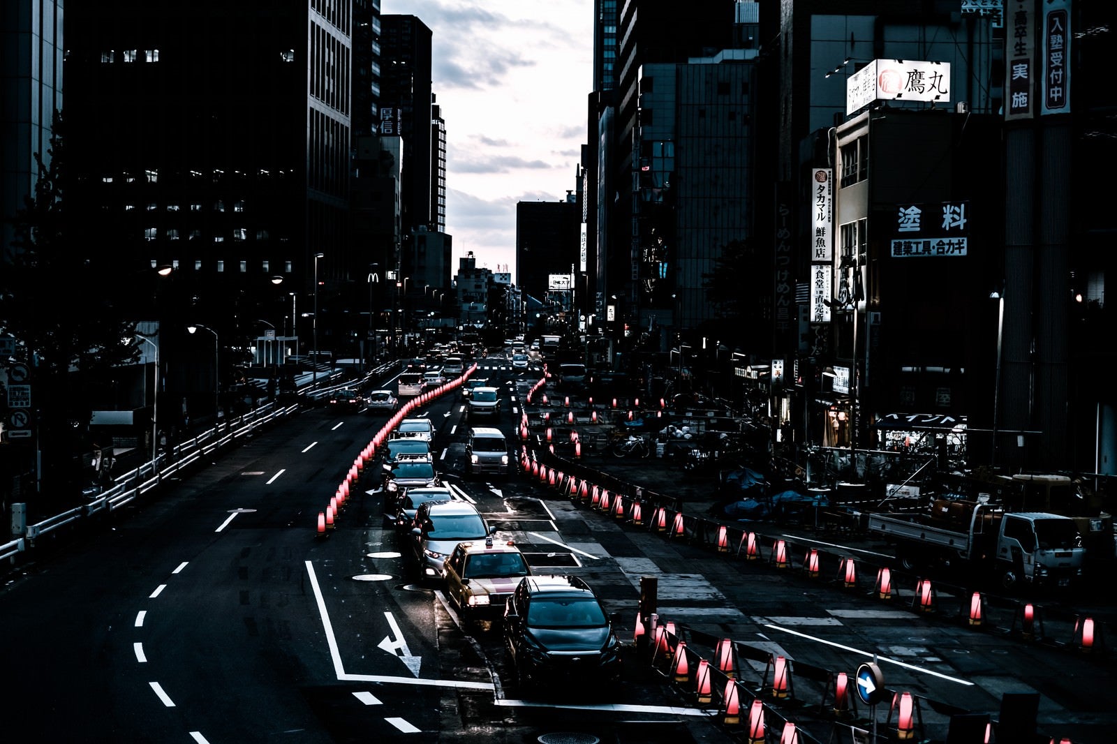 「新宿新都心歩道橋下前の道路工事」の写真