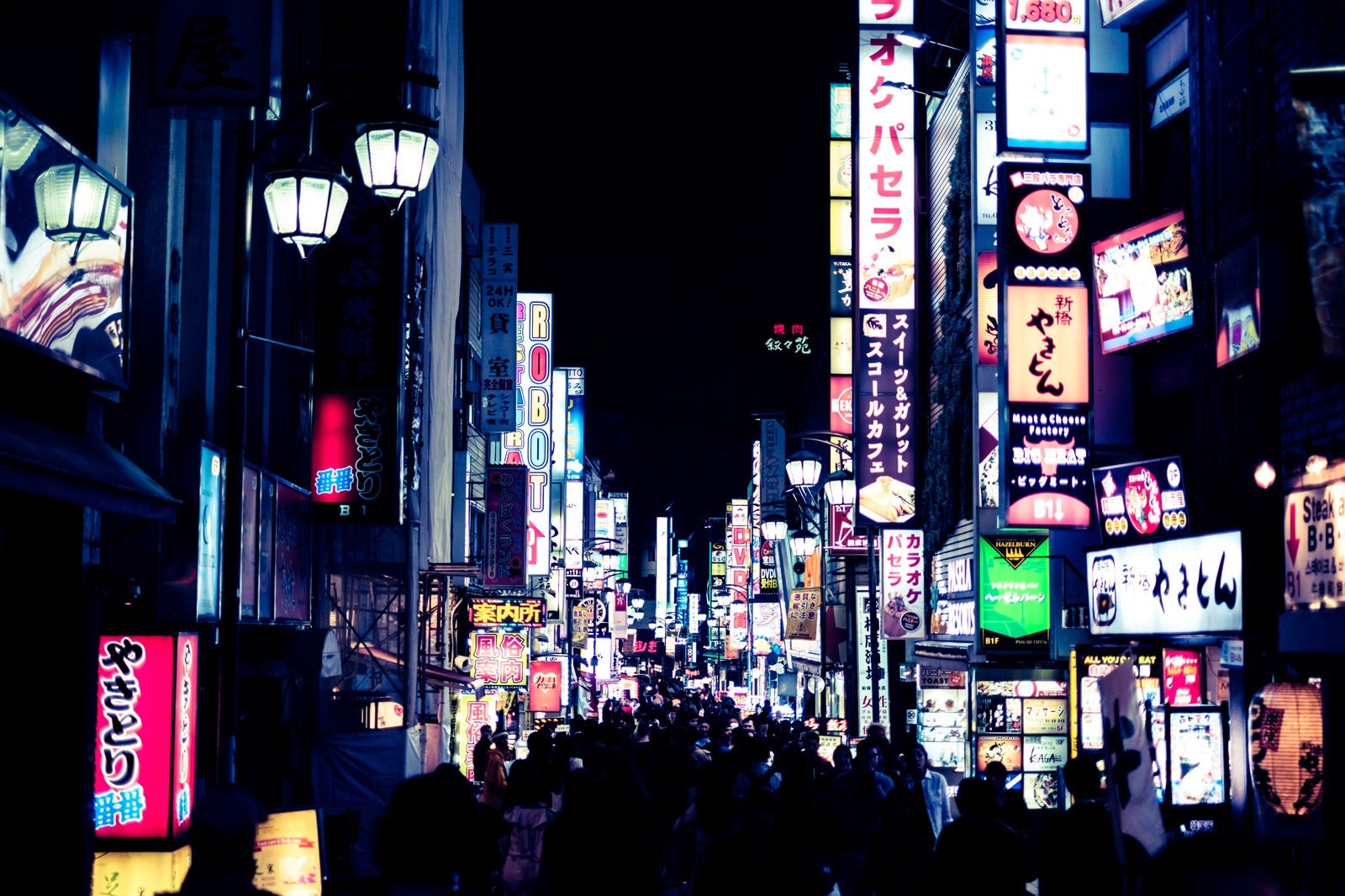 「人であふれる歌舞伎町の街」の写真