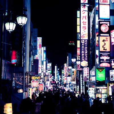 人であふれる歌舞伎町の街の写真