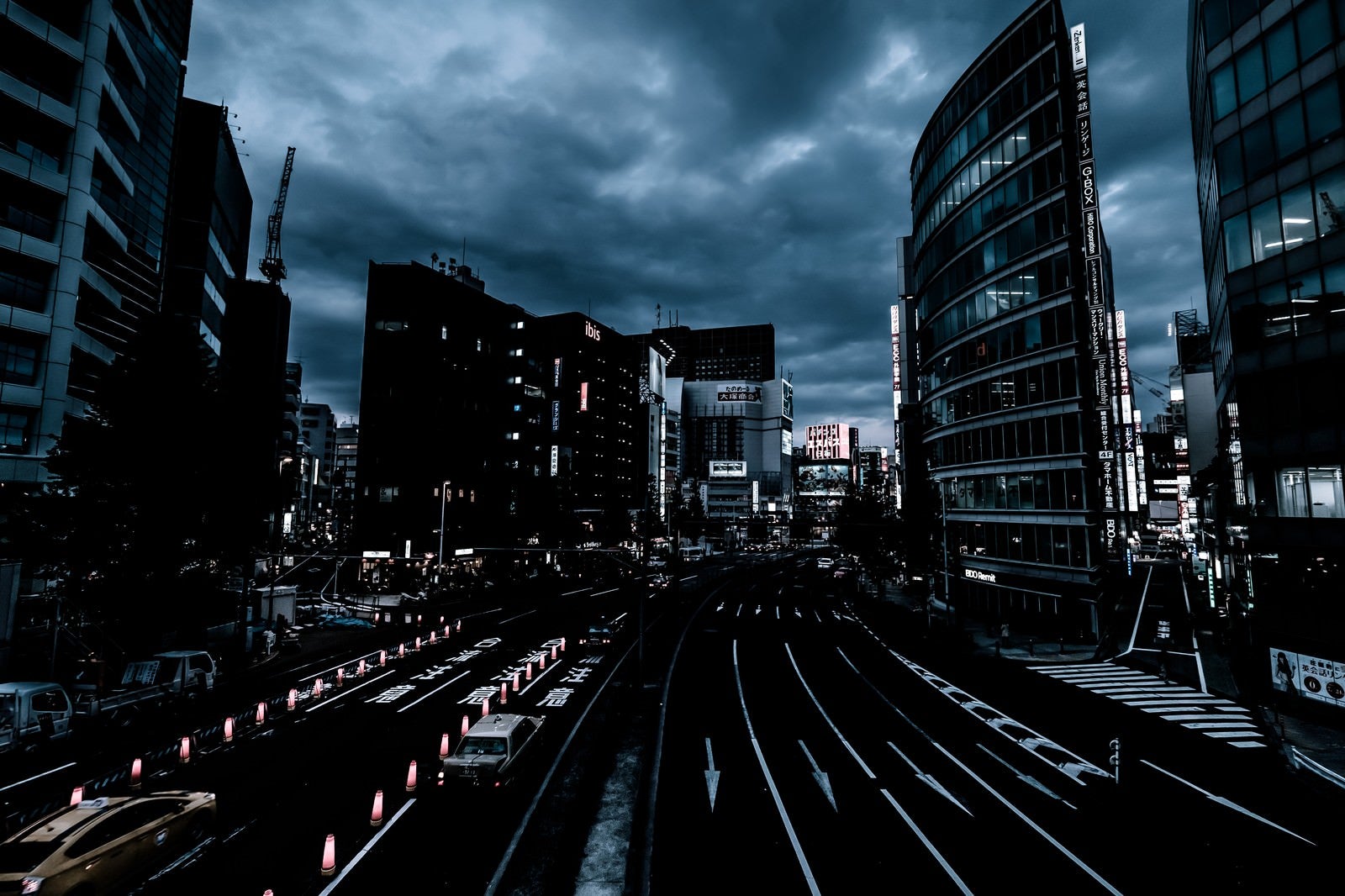 「曇り空と日が落ちた新宿駅前」の写真