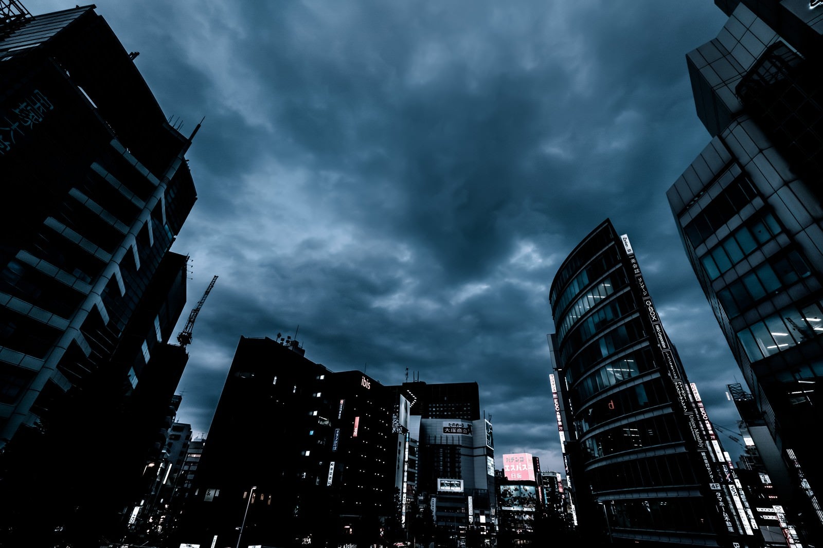 「曇り空と新宿のビル群（夕暮れ）」の写真
