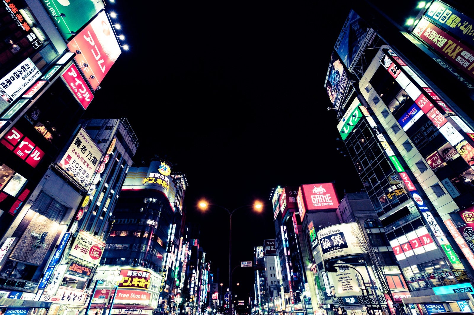 「日本一の繁華街新宿（夜間）」の写真